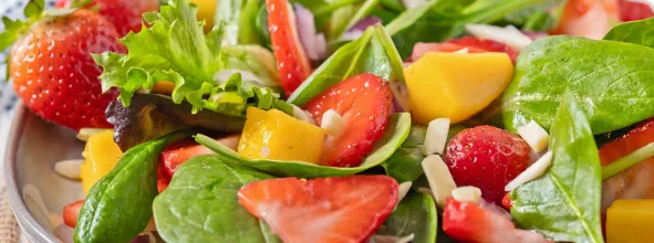 Salad of mixed greens, peaches and strawberries